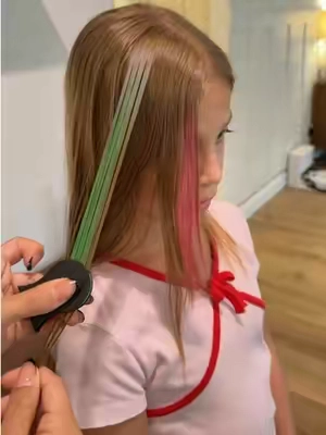 Add fun temporary colors to your hair with this hair chalk! #hairchalk #temporaryhaircolor #kidshaircolor 