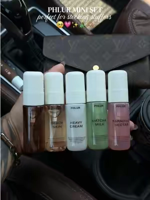 They finally made a discovery set with their best sellers 💗✨🎄🥹 @Phlur Fragrances #phlurfragrance #phlurbodymist #perfumetok #stockingstuffers 