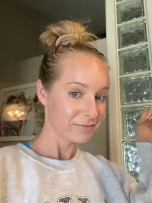 I used 1.5 pumps of this and it felt like water on my skin. The coverage is so good! 
