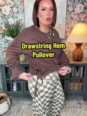 This drawstring hem pullover elevates your sweatshirt and jeans outfits to the next level!! 🤩 Plus it’s so soft and cozy! @SHEWIN #pullover #sweatshirt #cozyoutfit #shewin #ttsacl 