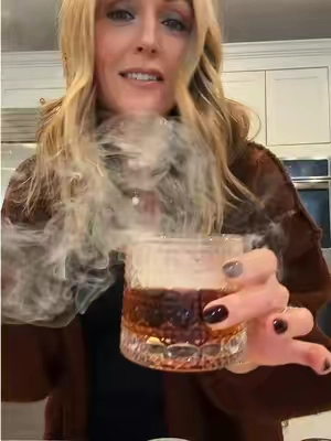high end steakhouse cocktails from home✨🥃 this electric smoker kit is so simple to use-comes with 6 flavored wood chips and everything you need to create your smoked cocktails at home! #whiskey #cocktails #homebar #christmasgifts #bourbon 