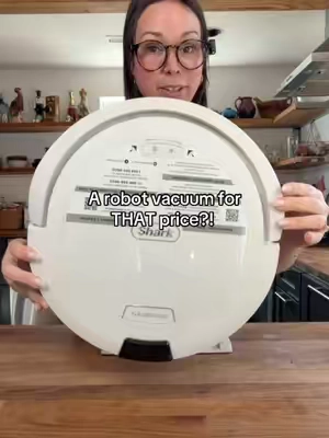 Honestly this Shark robot vac is worth every penny to not have to vacuum my floors multiple times a day with 2 dogs, 2 cats and 2 kids…  #sharknavigator  #sharkrobotvacuum  #robotvacuum  #sharkhome #cleaningtiktok 