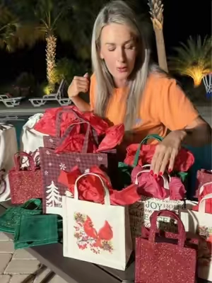 Skip the wrapping paper this year 🎁🎄 These reusable Christmas gift bags make wrapping SO much easier #reusablegiftbags #giftbags #wrappinggifts #wrappinghacks 