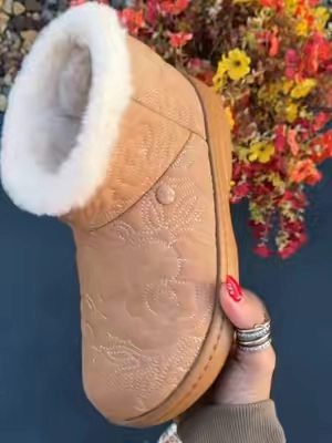 Girllll did you see the new Unfurgettable boots from @Crocs #crocs #boots #crocsunfurgettable #winterboots #bootsforwomen 