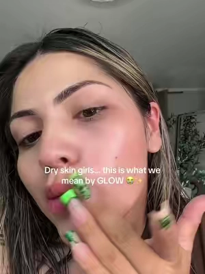 Dry skin girls KNOW that tight feeling after an extra hot shower 😭 this MISSHA Glow Skin Balm made my skin look so hydrated and JUICY ✨  #missha #glowskinbalm #glassskin #dryskin #TikTokShopstockup 