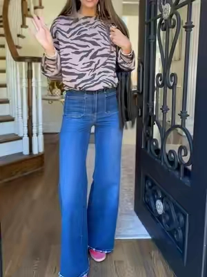 @Old Navy Zebra print + a cropped sweatshirt for fall!! Yes please! I’m 5’8 wearing a small. #zebraprint #sweatshirt #casualoutfits #falloutfits 