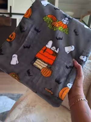 Peanuts Snoopy Halloween blankets are the cutest cozy throws for adding Snoopy and spooky season style to your fall home decor #Peanuts #SnoopyHalloween #SnoopyBlanket #HalloweenBlanket #FallHomeDecor 