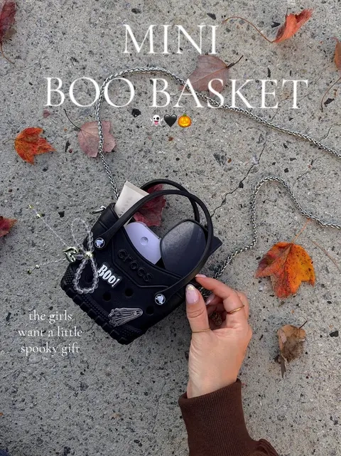 the PERFECT little tote to pack your girlfriends/daughters boo basket 👻 and then she can wear it as a little micro purse after 🖤 comes with the chain! #crocs #crocstinitote #minitote #boobasket 