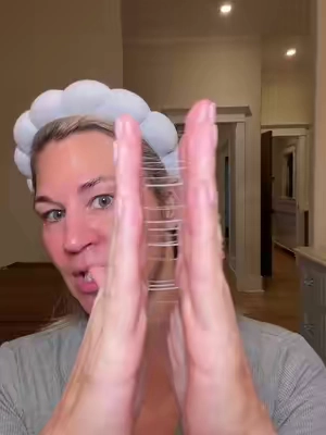 This is the secret to keeping the moisture locked in your skin. I’ve been using is for years now and it’s pretty amazing 🙌🏻 #skincare #skincaretips #cosrx #cosrxsnailessence #cosrxsnailmucin 