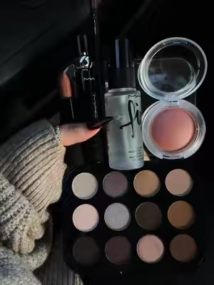 #fallaesthetic #fallmakeup #maccosmetics #maclipstick #makeup 