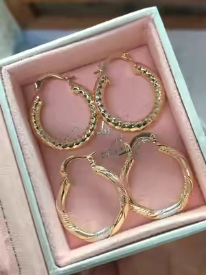 ¡Luce espectacular todos los días con estas hermosas argollas de diseño elegante! ✨💖⭐ Su acabado brillante aporta un toque sofisticado que realza cualquier look. 💛 Perfectas para combinar con outfits casuales o para ocasiones especiales. ✨ Su diseño moderno y atemporal nunca pasa de moda. 💎 Añaden ese toque de brillo y elegancia que toda colección de accesorios necesita. 🌸 Súper cómodas para llevar durante todo el día. ✨ Argollas laminadas en oro 14 de alta calidad. 💖 Totalmente hipoalergénicas y amigables con la piel. 🪶 Súper ligeras, ideales para uso diario. 🚚 ¡Envío gratis por tiempo limitado!#earrings #aretes #accessories #jewelry #trending  