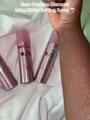Omg I’m so obsessed with this glitter setting spray 🪩🩶 #glittersettingspray #onesizebeauty #onesizeglittersettingspray #makeupaccessories #settingspray 
