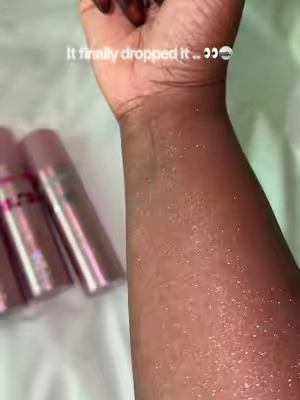 This is their best one yet 🤩 #glittersettingspray #onesizebeauty #makeupaccessories #onesizeglittersettingspray #settingspray 