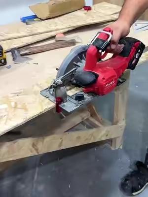 El pequeño truco para cortar tablas rectas y del mismo tamaño#DIY #homediy #DIY #diyhome #Home 