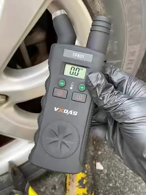 ¿Molesto con esa luz de TPMS? Apágala para siempre en segundos. 🚗⚠️🚫 #cartiktok #tools #carrepair #tpmssensor #tpms