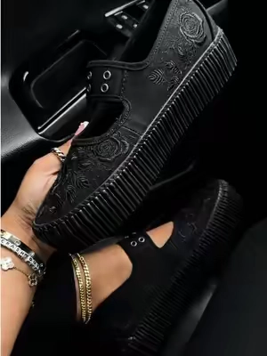 Replying to @Christine Denise they are GORGEOUS 🥀🖤 @vans #vans