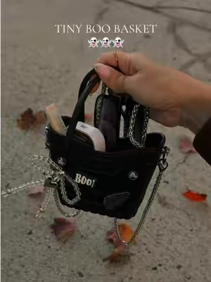 and add some of her favorite jibbitz to the outside 🖤👻🎃 #crocs #crocstinitote #minitote #crocstote #boobasket 