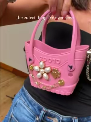 It’s so cute 🥹🩷 #tinybag #crocsbag #crocs #totebag #tiktokshopfalldealsforyou @Crocs 