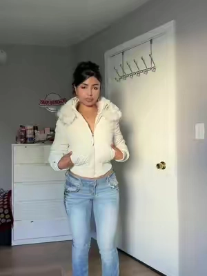 I’m 5’2 wearing xs #furjackets #fypシ゚viral 