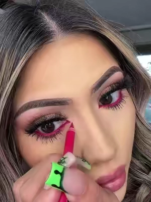 Pink eyeliner 💓 #Eyeliner #makeup 