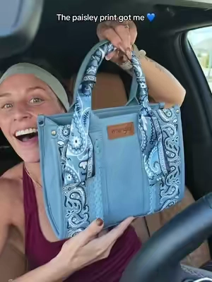 Okay, I may have found my new favorite everyday tote 🤎 The paisley print + Western vibe is just too cute. And apparently I’m not the only one who thinks so because these have been going FAST 👀 #WranglerTote #WesternStyle #PaisleyPrint #WesternFashion #wrangler 