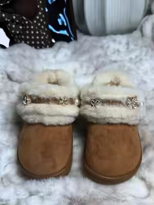 These Crocs Kids UnFURgettable clogs are so cute and cozy—I love the fuzzy lining for keeping little feet warm 🧸🤎🩷 #Crocs #KidsCrocs #UnFURgettableClogs #FuzzyClogs #CozyShoes