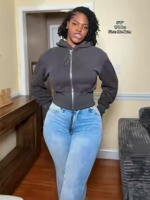 Cropped at the perfect spot, fitted at the waist, and still giving cozy. This is how I want ALL my hoodies to fit. 😮‍💨 #CroppedHoodie #FallOutfits #AthleisureStyle #CurvyGirlFashion #TikTokShopFashion