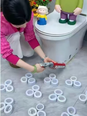 ''Imprescindibleparalosquevivende alquiler!Pegaestoyadiósalosbordes sucios,todocomonuevo; ✨ #caulktape#edgetape#diydecor #sealanttape#tiktokshopstockup"