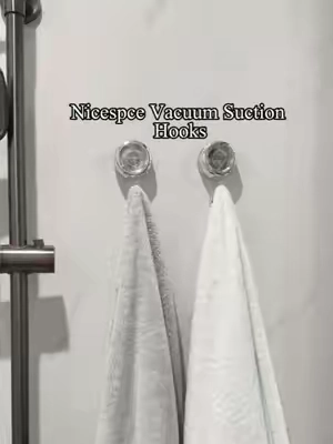 Bathroom lifesaver—no tools, no damage. Towels, loofahs, squeegees—hang it all.#Nicespce #suctionhooks #bathroomhacks #renterfriendly #nodrillhooks 