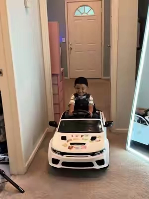 El carrito que eta en un súper descuento y a un súper precio ya llego para los pequeños, trae su acelerador y retrocesos #carrito #electrico #kids