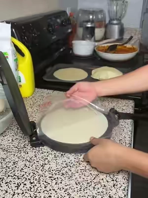 Prensa para hacer tortillas caseras #prensaparatortillas #tortillascalientitas #tortillascaseras #kitchen 