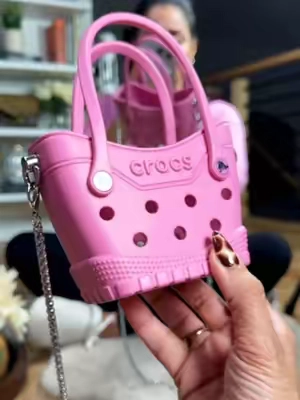 Crocs Tini Tote @Crocs #crocs #tote #crocstinitote #crossbodybag 