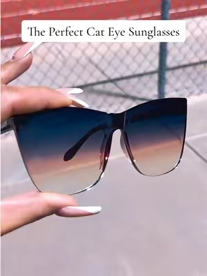 These instantly make your face look so slim, I’m obsessed 😍 #quay #comethru #sunglasses #ombre #shades 