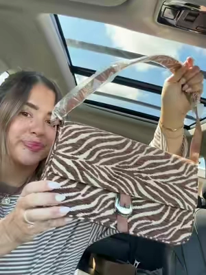 I’m actually in love with this zebra print purse. #zebraprint 
