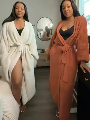 Which color are you rocking ? 👀🧸🔥 #cozyathome #robe #plushrobe 