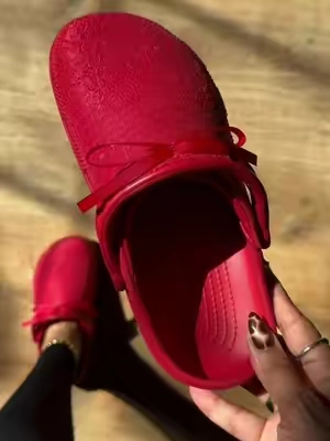 ❤️ Just call me “Lady in RED!” Because these crocs crafted lace just gave me a new personality ❤️ @Crocs #crocs #clogs #crocscraftedlace #clogsforwomen 