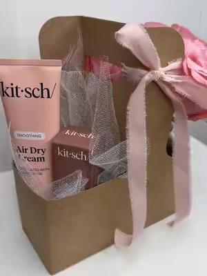 a little something, wrapped with love 🌸 what's your go-to gift for someone special? 💗 #kitsch #giftideas #giftguide #birthdayvlog 