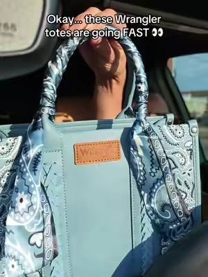 I’m not usually a “buy it before it’s gone” girl… but this Wrangler paisley tote is going FAST 👀🤎 I totally get why! #TikTokMadeMeBuyIt #TikTokFinds #WesternStyle #Wrangler #AmazonFinds 