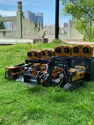 I had a very happy outdoor time with my brother!🥰🤩🎁🚜❤️‍🔥#rcexcavator ##Gift #rccar #christmas #Akeleo 
