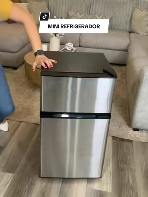 Respuesta a @Cecilia Patricia Pal Mini refrigerador de dos puertas con congelador separado, temperatura ajustable y repisas de vidrio para espacios pequeños. #MiniFridge #SmallSpaceLiving #HomeAppliances #HomeEssentials #tiktokshopcreatorpiks