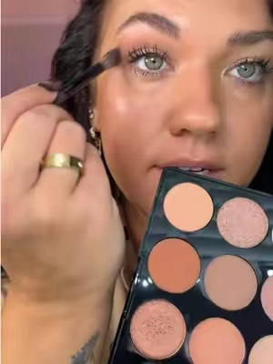 Replying to @Ann Jaynes342 the perfect palette for fall 🙌🏽😍🍁 quality 10/10, these are so smooth! @Laura Geller Beauty  #eyeshadowpalette #laurageller #fallmakeup #eyeshadow #makeupover30 