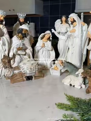 Este pesebre es una hermosura. Tiene un diseño en tonos marfil que se ve súper elegante y combina precioso con decoraciones en dorado, crema, madera, greenery y luces cálidas. Queda bellísimo debajo del árbol, sobre una consola, en la chimenea o en un aparador, y es de esas piezas clásicas que puedes sacar todos los años porque no pasan de moda. #PesebreNavideño #NativitySet #ChristmasDecor #tiktokshopcreatorpicks #TikTokShopFallDealsForYou . . . . . . . . . . . . Glitzhome 12Pcs Ivory Resin Nativity Figurines Set Christmas Nativity Sets Tabletop Scenes Ornaments Xmas Nativity Collectible Figurines Indoor Decor Miniatures Statues Figures 10.00” x 26.00” pesebre grande para Navidad, nacimiento elegante para decorar la casa, pesebre bonito para sala, nacimiento navideño en tonos neutros, pesebre color marfil, pesebre para poner debajo del árbol, nacimiento para decorar la chimenea, pesebre para consola de entrada, decoración navideña religiosa elegante, nacimiento navideño clásico, pesebre para decoración crema y dorada, cómo decorar con un nacimiento en Navidad, ideas para decorar debajo del árbol de Navidad, qué poner en una consola para Navidad, decoración para sala en Navidad, decoración navideña tradicional y elegante, nacimiento para casa nueva, pesebre bonito para regalar, decoración cristiana para Navidad, decoración navideña neutra, pesebre para living room, nacimiento para mantel de chimenea, large nativity scene for Christmas, elegant nativity set for home, ivory nativity scene, neutral Christmas decor, nativity scene under Christmas tree, Christmas mantel nativity decor, traditional Christmas home decor, religious Christmas decorations, nativity set for living room, Christmas console table decor, classic nativity scene, Christmas entryway decor, cozy Christmas decorations, elegant Christmas centerpiece, nativity display ideas, Christmas decor for neutral home