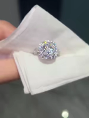 This ring catches every bit of light.#rings #engagementring #travelring #jewelry #weddingring 