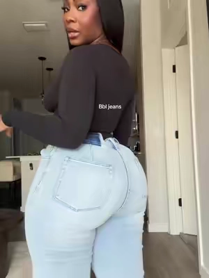 Buttlifting jeans are definitely a girls best friend 🫧 #bbljeans #buttliftingjeans #trending #tiktokshopfalldealsforyou 