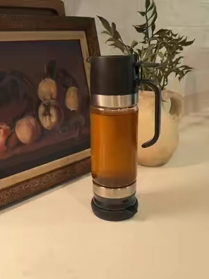 the way honey should’ve been stored all along 🍯 Bottom-dispensing with a built-in drip-free cap, so no more sticky jars or honey bottles✨#honey #honeydispenser #kitchengadgets #kitchenessentials #foodstorage 